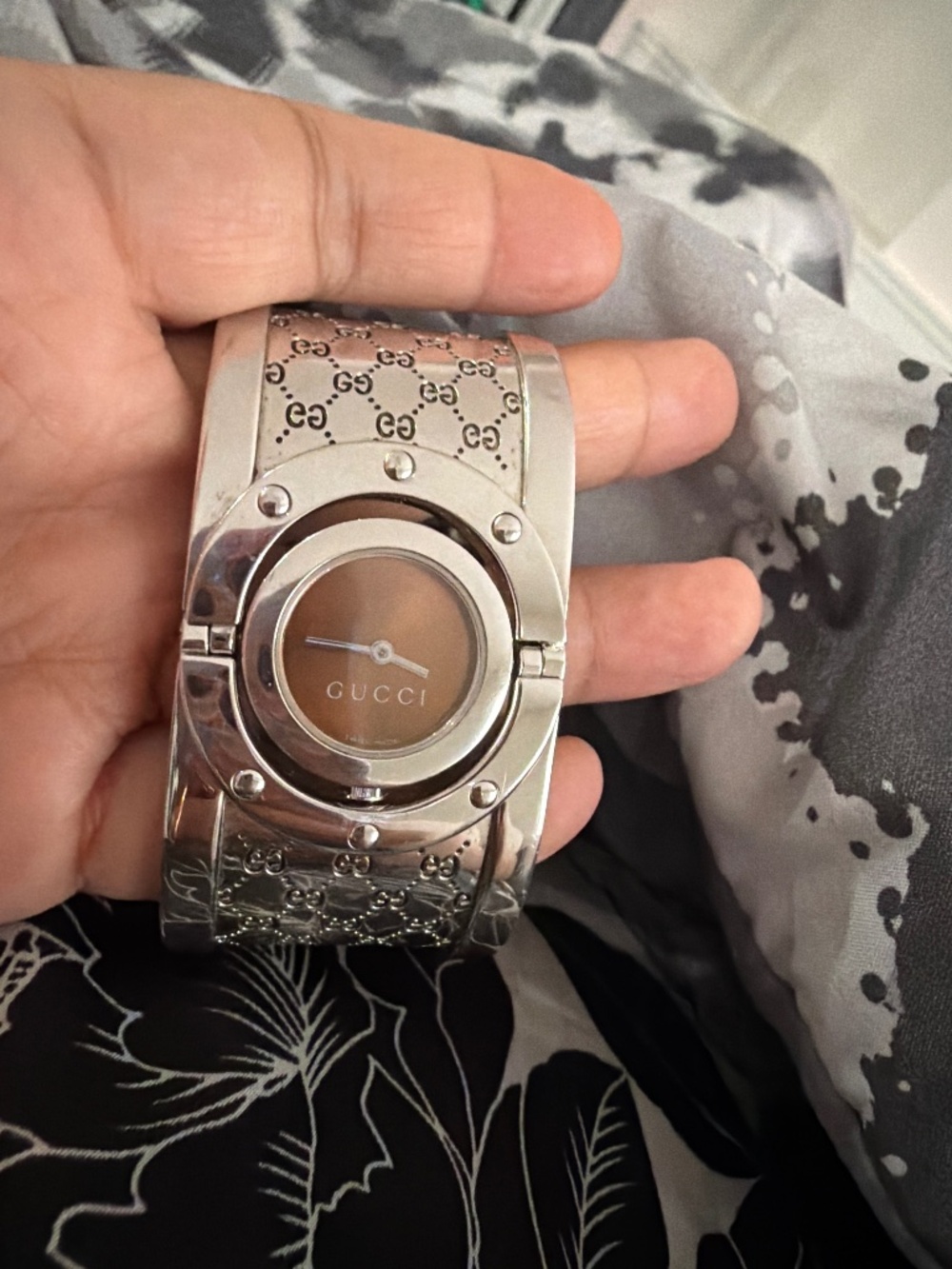 Gucci Twirl Bangle Bracelet 23mm Brown Dial Women's Watch YA112401